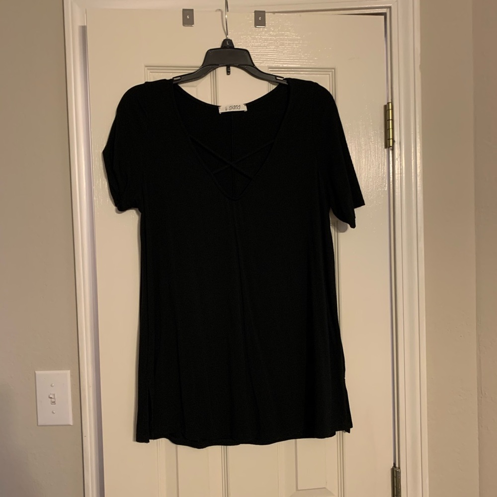 NWOT Basic top with criss cross front detailing